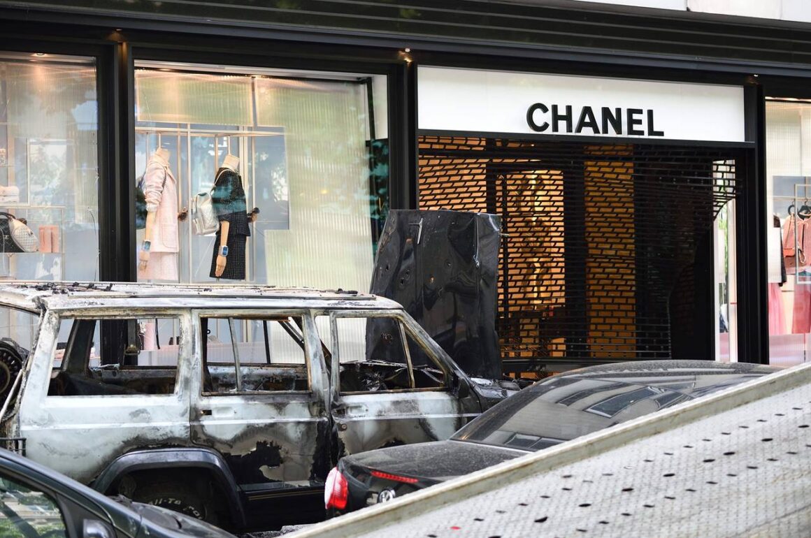 Lopás a Chanel Boutique-ban