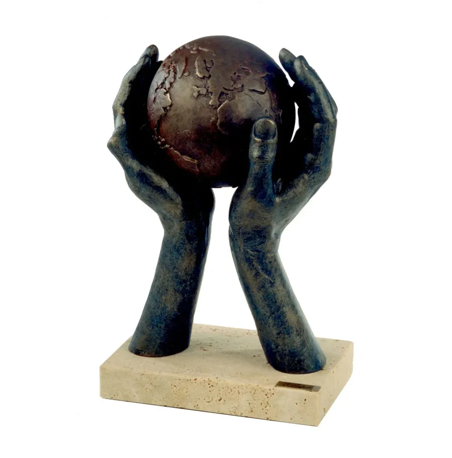 Szobor a cég 15. évfordulójára